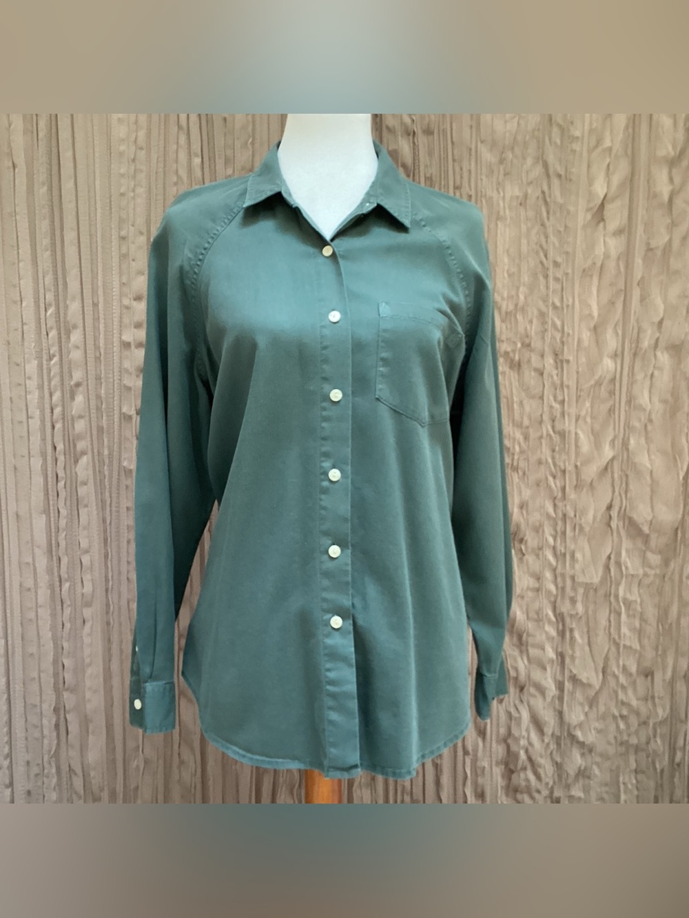 Universal Thread Button-Up Shirt, Collar, longer back, can layer, small